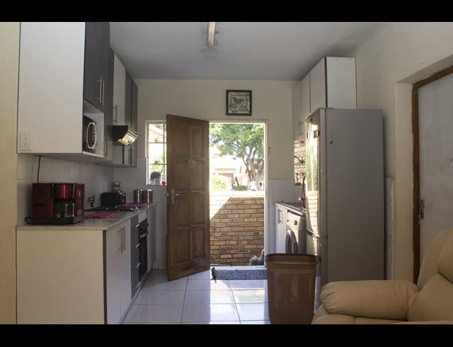 4 BEDROOM TOWNHOUSE TO LET IN WILGEHEUWEL